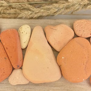 テラコッタビーチ陶器の破片：オレンジ色の粘土レンガのモザイクタイル、海岸の装飾