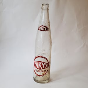Vintage 1967 Yaky&#39;s Beverages - One Pint - Empty Bottle - Red Label