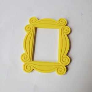Decoração de porta com porta-retratos de amigos