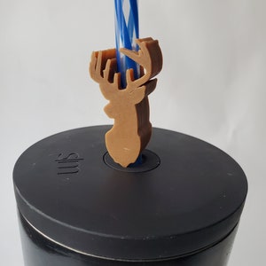 Adorno de paja para busto de ciervo Straw Buddy -- Múltiples colores