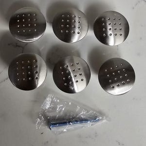 Puede incluir: Seis pomos de armario plateados con un patr&oacute;n de puntos y un tornillo plateado en una bolsa de pl&aacute;stico.