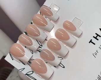 Prensa de punta francesa blanca en las uñas