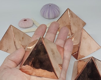 Pirámide de cobre energizante personalizada / Pirámide de cobre para recargar energías / Pirámide energizante y sanadora / Meditación purificadora y sanación con cristales