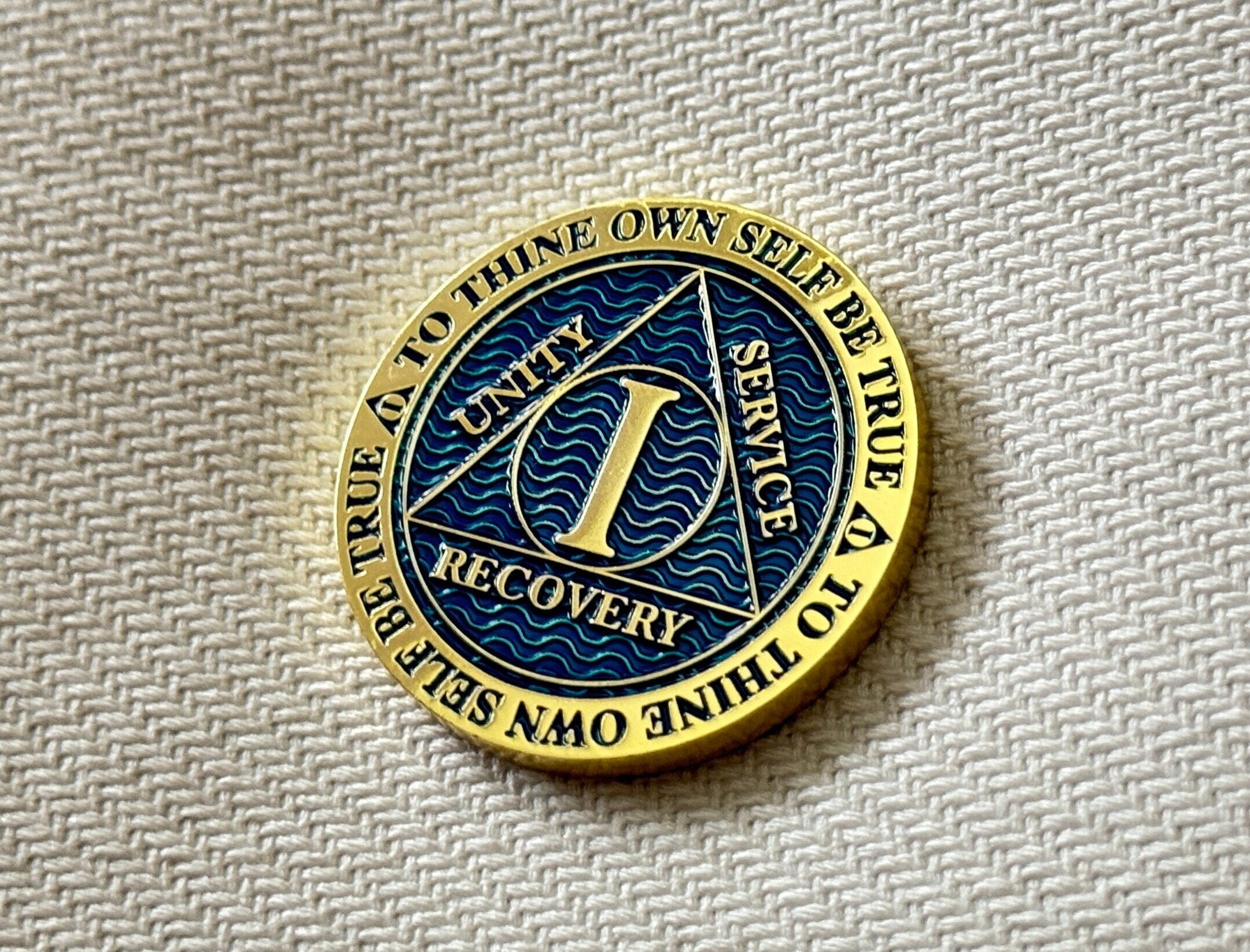1 Year Alcoholics Anonymous Medallion Blue Gold Plated AA Sobriety Chip Coin - Foto 2