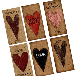 Può includere: Sei biglietti di San Valentino con diversi design. Ogni biglietto presenta un cuore con un colore e un design diversi. Il testo sui biglietti include "Buon San Valentino", "Amore", "San Valentino" e "XOX".