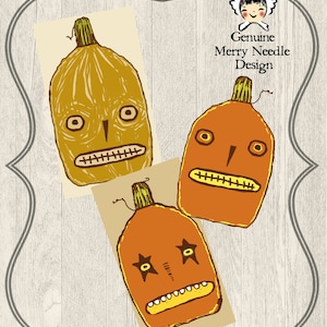 Puede incluir: Tres ilustraciones dibujadas a mano de caras de calabaza en tarjetas separadas. Las calabazas son naranja y amarillo con ojos, narices y bocas negras. El texto "Genuine Merry Needle Design" está en la parte superior de la imagen.