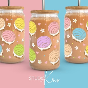 Puede incluir: Tres vasos de vidrio con líquido marrón y una pajita. Los vasos están decorados con un patrón de remolinos y corazones de colores pastel. El texto "ORIGINAL DESIGN" está en el lado derecho de la imagen.