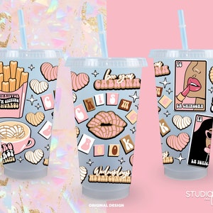 Puede incluir: Tres vasos de pl&aacute;stico transparente con dise&ntilde;os coloridos que presentan im&aacute;genes de inspiraci&oacute;n mexicana, incluyendo churros, corazones, labios y una tarjeta de Loter&iacute;a con la imagen de una mujer usando l&aacute;piz labial. Los vasos tienen un fondo azul y est&aacute;n decorados con acentos rosas, rojos y amarillos.