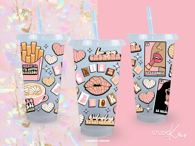 Puede incluir: Tres vasos de pl&aacute;stico transparente con dise&ntilde;os coloridos que presentan im&aacute;genes de inspiraci&oacute;n mexicana, incluyendo churros, corazones, labios y una tarjeta de Loter&iacute;a con la imagen de una mujer usando l&aacute;piz labial. Los vasos tienen un fondo azul y est&aacute;n decorados con acentos rosas, rojos y amarillos.