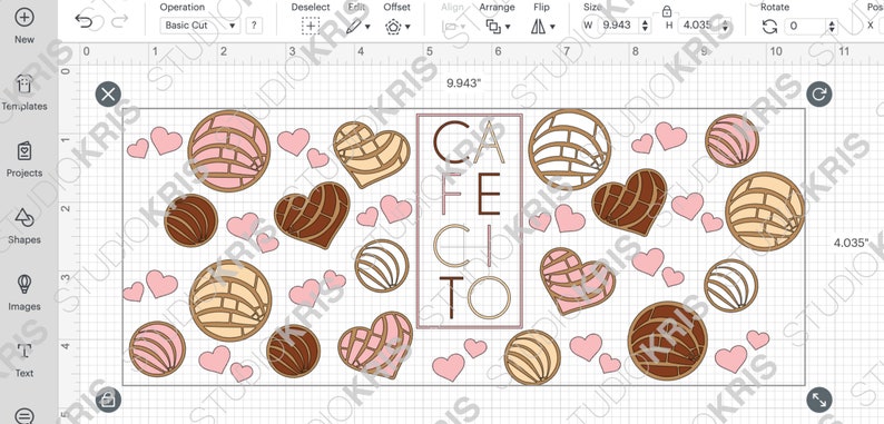 Op de afbeelding: Een digitaal ontwerp met een patroon van roze, bruine en witte, pastry-achtige vormen met een hartvormig ontwerp. De tekst "CAFE CITO" is gecentreerd in het ontwerp.