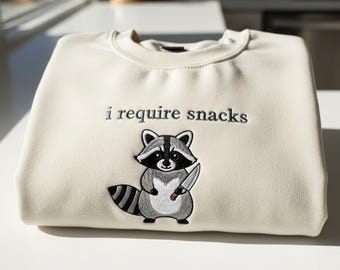 Zabawna bluza z szopem: haft „I Require Snacks”