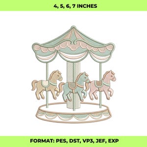 Può includere: Un disegno di giostra ricamato con tre cavalli dai colori pastello. La giostra ha una tettoia a strisce ed è etichettata con "4, 5, 6, 7 INCHES" nella parte superiore. Il formato è elencato come PES, DST, VP3, JEF, EXP.