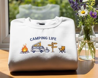 Sweat-shirt de camping brodé : aventure confortable en plein air autour d'un feu de camp