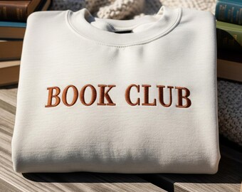 Bluza z haftem Book Club: Przytulny, literacki, okrągły dekolt
