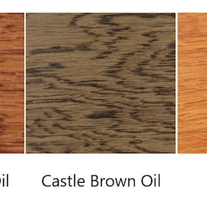 K&ouml;nnte beinhalten: F&uuml;nf rechteckige Holzmaserungsmuster, horizontal angeordnet und beschriftet mit Clear Oil, English Color Oil, Castle Brown Oil, Natural Oil und Chocolate Oil. Jedes Muster zeigt einen eigenen Holzton, der von hellem Beige bis zu dunklem Braun reicht.