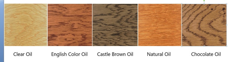 K&ouml;nnte beinhalten: F&uuml;nf rechteckige Holzmaserungsmuster, horizontal angeordnet und beschriftet mit Clear Oil, English Color Oil, Castle Brown Oil, Natural Oil und Chocolate Oil. Jedes Muster zeigt einen eigenen Holzton, der von hellem Beige bis zu dunklem Braun reicht.
