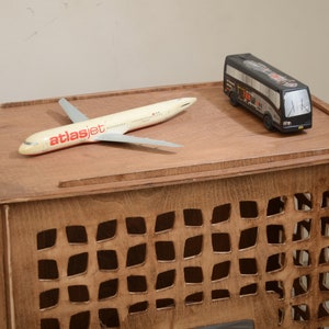 Hundebox aus Holz im Möbelstil – Haustierhaus für drinnen Bild 2