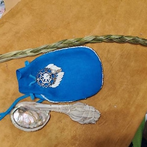 Personal smudging travel kit .