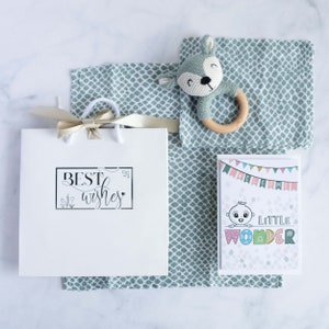 Geschenkset Baby Geburt Junge - Beißring / Rassel, Glückwunschkarte  Spucktuch Geschenktasche | 100% Baumwolle & Naturmaterialien