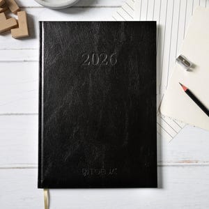 Bokkalender 2026 – Veckoplanerare med 30-minutersintervall, stor typsnitt, konstläder, format mellan A5 och A4