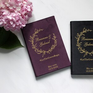 Votos matrimoniales de novios en caligrafía dorada, votos de terciopelo ciruela para él y para ella, juego de 2 libros de votos en ciruela, libro de votos individuales, votos grabados en oro