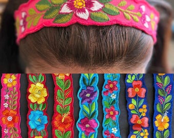 Diademas bordadas a mano en varios colores.