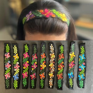 Diademas mexicanas con mariposas bordadas en negro