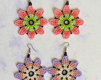 Orecchini messicani con grandi fiori di perline fatti a mano