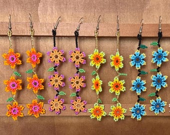 Orecchini pendenti con perline Huichol e tre fiori