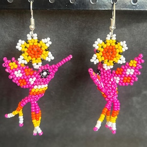 Brincos mexicanos de beija-flor com flor