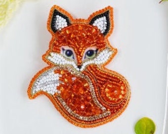 Fox Brooch Handwoven, Small Pearl Brooch, Fox Pearl Brooch