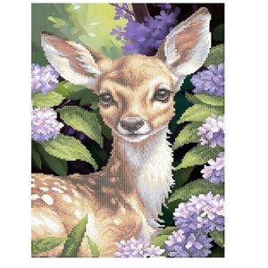 Op de afbeelding: Gedetailleerde afbeelding van een jong hert met bruine vacht en witte vlekken, omringd door groene bladeren en paarse bloemen. Het hert kijkt de kijker recht aan. Het kunstwerk heeft een pixelachtig, mozaïekachtig uiterlijk.