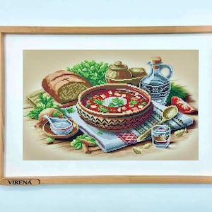 Peut inclure: Une œuvre d'art au point de croix encadrée représentant une nature morte d'une soupe copieuse dans un bol décoratif, du pain, des herbes et d'autres ingrédients. L'œuvre est dans un cadre en bois avec le mot "VIRENA" en bas à gauche.