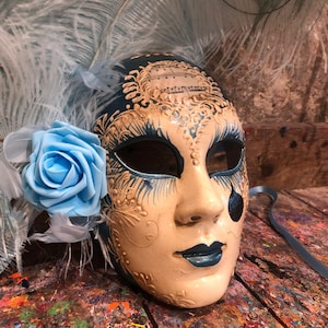 Handverzierte venezianische Gesichtsmaske mit eleganten Federn - Karnevalsmaske für Partys - Karnevalsmaske mit Träne