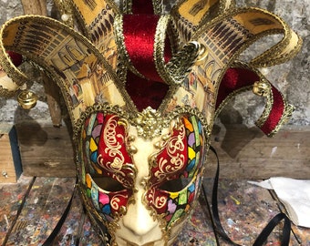 Venezianische Fröhliche Maske, handverziert mit Blattgold und edlen Stoffen – Venezianische Narrenmaske