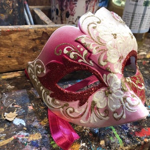 Máscara de bufón de carnaval, con colores dorado y plateado. Fabricada y  pintada a mano en Venecia. No se puede llevar puesto. -  México