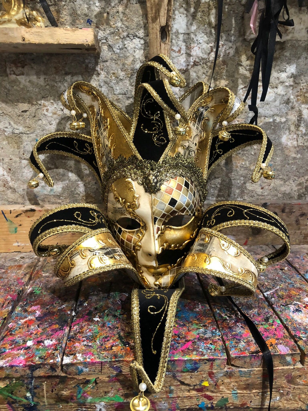 Maschera jolly da Carnevale Maschera giullare fatta a mano a Venezia  Maschera decorata con fregi dorati e glitter -  Italia