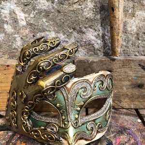 Elegant eye-mask decorated with a golden hand and baroque Venetian decorations with glitter - Ideal carnival mask for parties