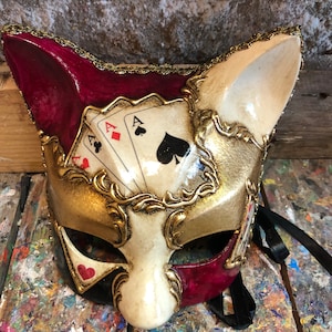 Karnevalsmaske einer Katze mit Pokerkarten - venezianische Maske von Hand verziert