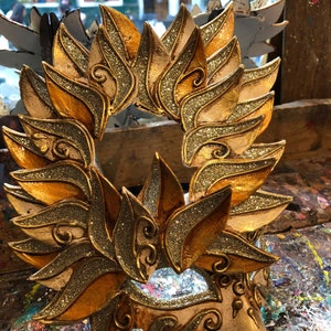 Eye-mask decorated with sumptuous golden baroque decorations and a floral crown - Venetian mask with floral decorations rich in glitter