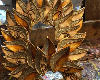 Eye-mask decorated with sumptuous golden baroque decorations and a floral crown - Venetian mask with floral decorations rich in glitter