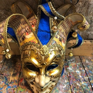 Goldene Narrenmaske mit eleganten venezianischen Mustern verziert – handgefertigte Karnevals-Jokermaske