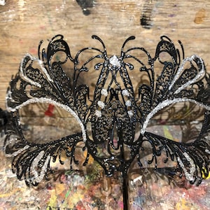 Venetian mask for carnival parties, elegantly hand-decorated - Carnival mask made and decorated in Venice - Eye mask