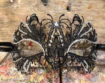 Venetian mask for carnival parties, elegantly hand-decorated - Carnival mask made and decorated in Venice - Eye mask