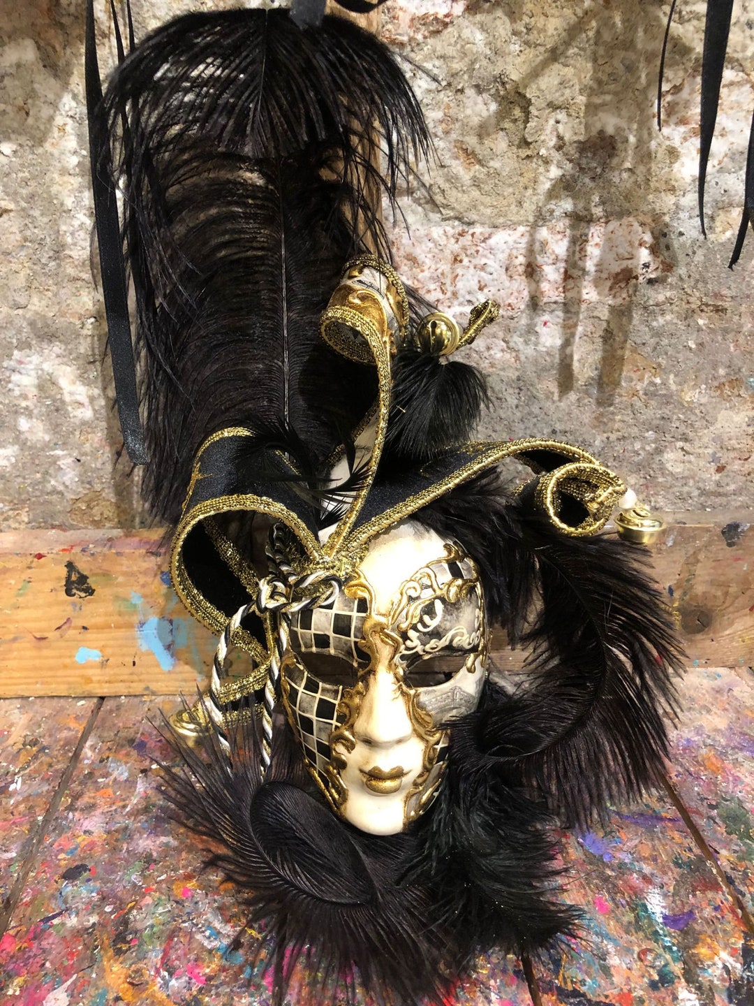 Maschera volto di carnevale con piume e decorazioni dorate