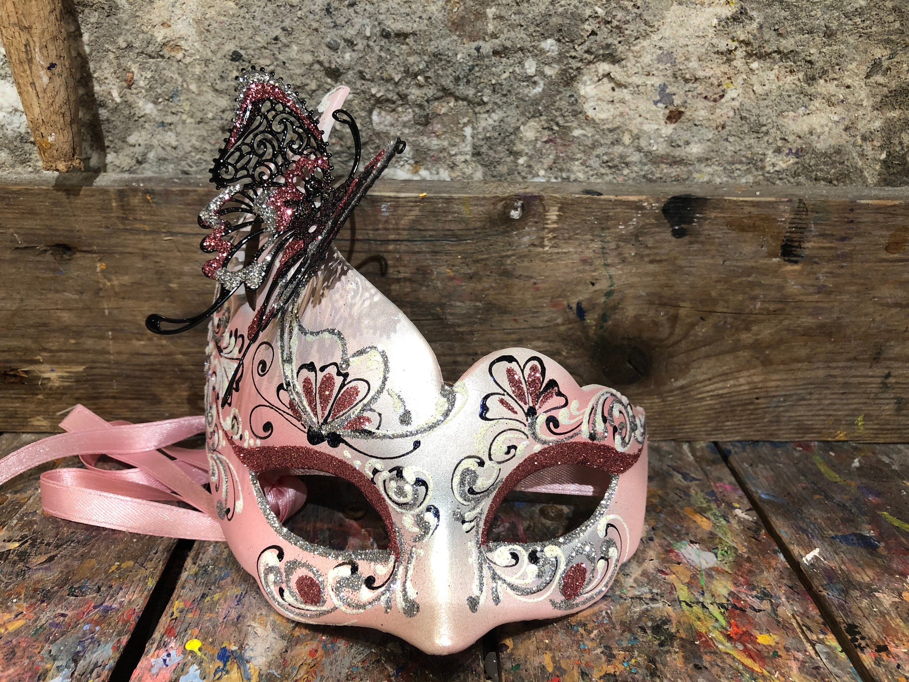 蝶の模様が入ったピンクのグリッターアイマスク - エレガントなピンク