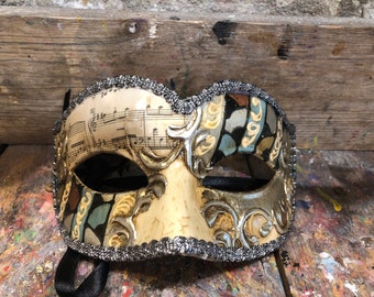 Maschera artigianale decorata con note musicali e disegni veneziani - Maschera di carnevale fatta e decorata a mano