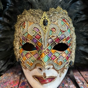 Exclusive Venetian mask decorated with harlequin-colored friezes and feathers - Hand-decorated Venetian mask