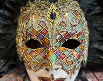 Exclusive Venetian mask decorated with harlequin-colored friezes and feathers - Hand-decorated Venetian mask