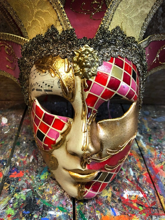 Máscara de carnaval de bufón decorada en colores dorado y rojo